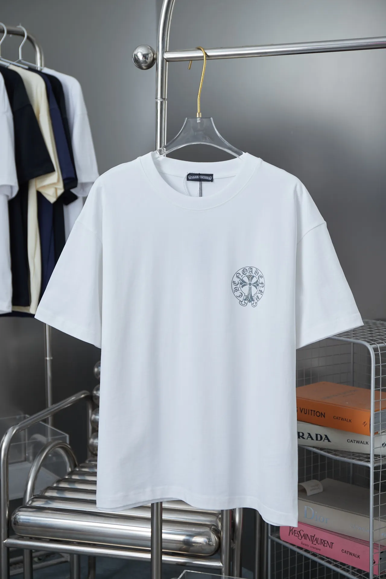 🅿️190 Ch*ome Hearte 25SS early spring new style Crow heart graffiti printed hot diamond short sleeves Light luxury essential item for daily commuting for men and women Correct version Welcome to compare Detailed features · 320g 100% pure cotton double yarn jersey fabric · Custom dyed in the same cylinder, special thickened 32 pieces double-strand 1X1 thread · Digital direct printing ➕Imported Australian pearlescent diamonds · Double needle stitching and cross-stitch technology · Original main mark, washed tag, brand moisture-proof paper packaging Color: black/white/rose red/grey Size: S/M/L/XL